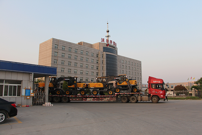 沃爾華一批新款輪式挖掘機發往華東市場