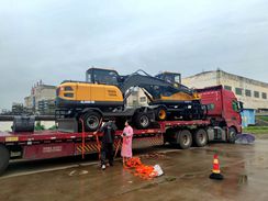 沃爾華輪式抓木機發往南方兩廣地區